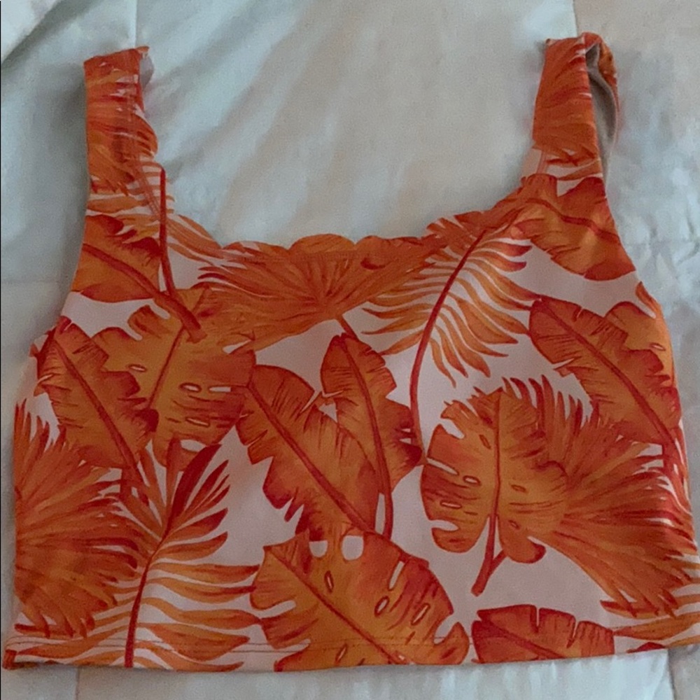 🍊Kourtni Jeane medium scalloped top🍊